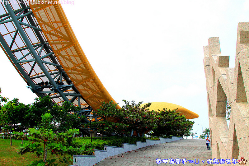 【台南▍親子景點】南科迎曦湖♥好一條巨大的黃金蟒!!在水面上穿梭自如~