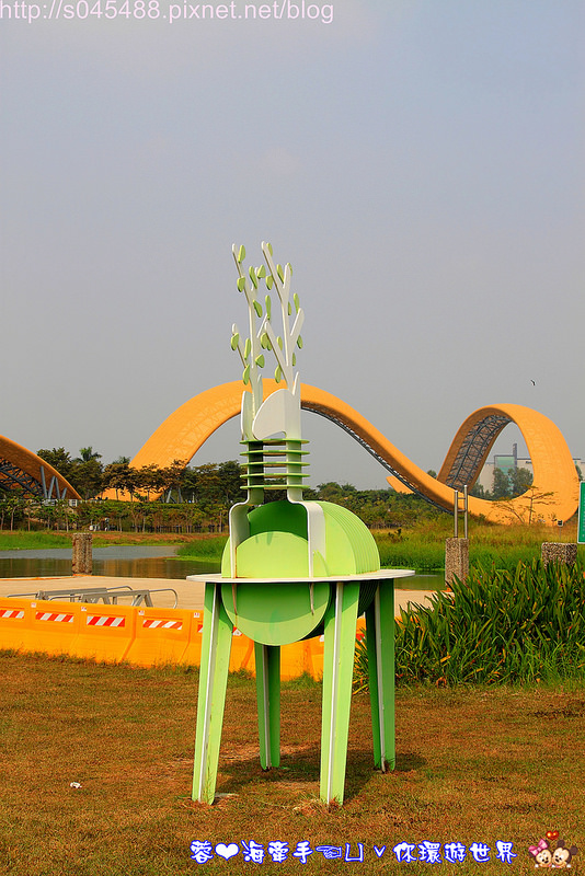 【台南▍親子景點】南科迎曦湖♥好一條巨大的黃金蟒!!在水面上穿梭自如~