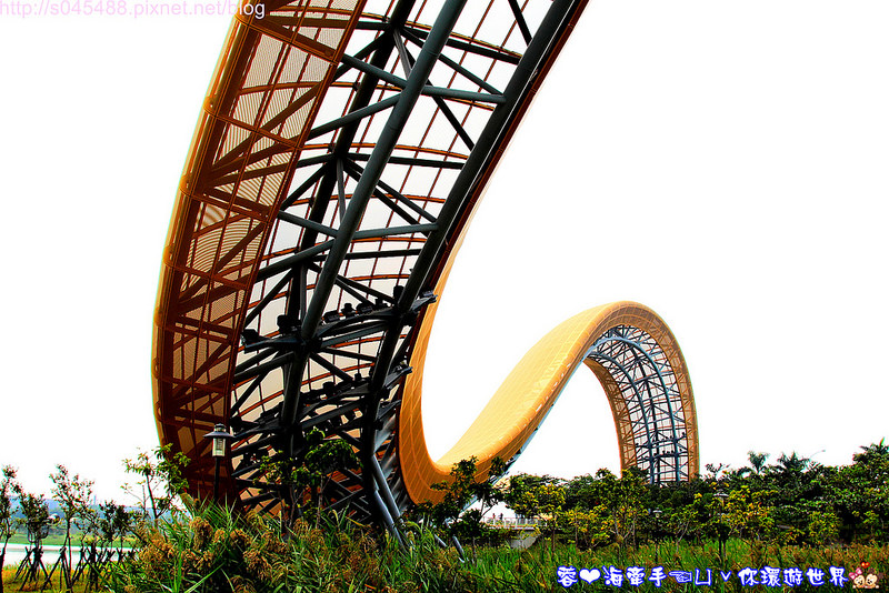 【台南▍親子景點】南科迎曦湖♥好一條巨大的黃金蟒!!在水面上穿梭自如~