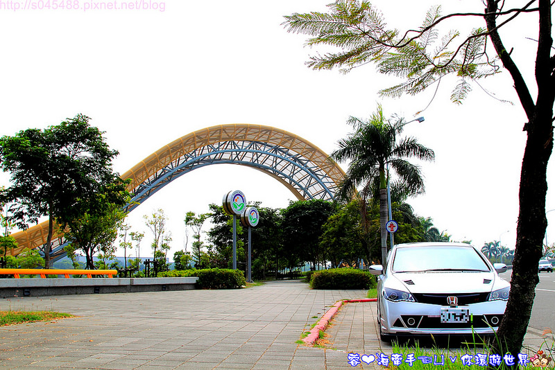 【台南▍親子景點】南科迎曦湖♥好一條巨大的黃金蟒!!在水面上穿梭自如~
