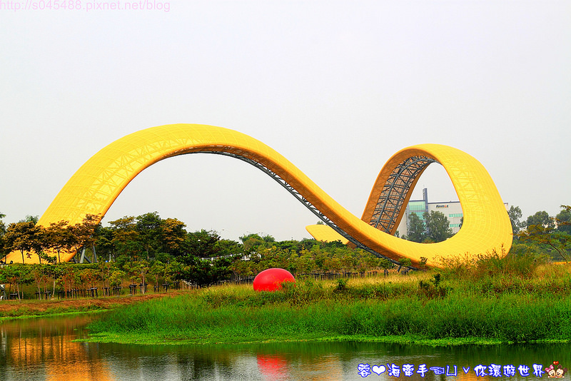 【台南▍親子景點】南科迎曦湖♥好一條巨大的黃金蟒!!在水面上穿梭自如~