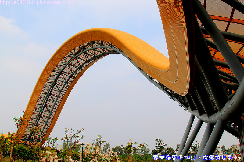 【台南▍親子景點】南科迎曦湖♥好一條巨大的黃金蟒!!在水面上穿梭自如~