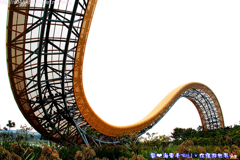 【台南▍親子景點】南科迎曦湖♥好一條巨大的黃金蟒!!在水面上穿梭自如~