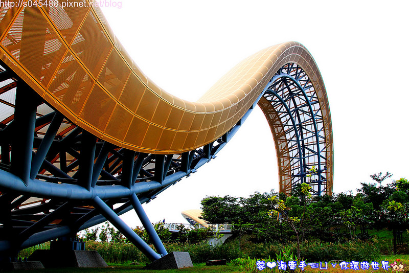 【台南▍親子景點】南科迎曦湖♥好一條巨大的黃金蟒!!在水面上穿梭自如~