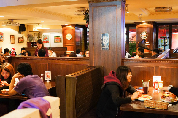 EVANS BURGER(師大店)：(胖樺食記)師大路曾經極紅一時Evans Burger。大份量大滿足的美式餐點選擇眾多。