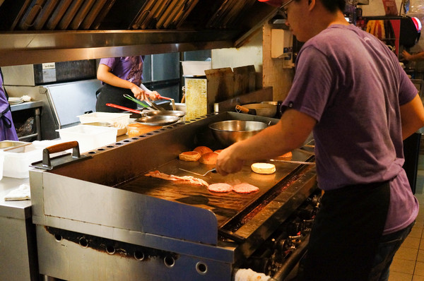 EVANS BURGER(師大店)：(胖樺食記)師大路曾經極紅一時Evans Burger。大份量大滿足的美式餐點選擇眾多。