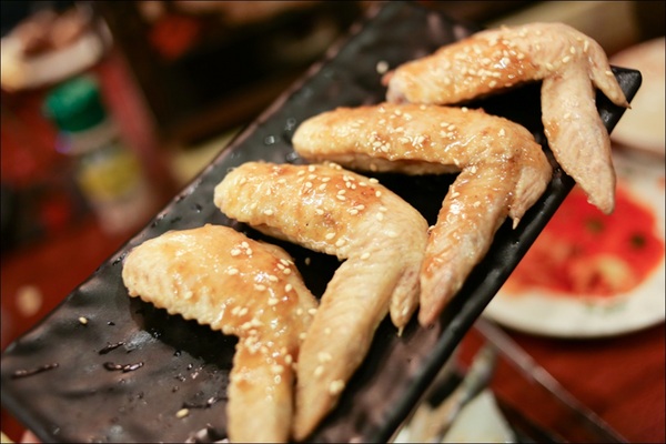 鑽木取火日式燒肉(新莊泰林店)：轉吧～轉吧～火烤小三機！新奇烤具體驗、火鍋燒烤一次搞定【鑽木取火日式燒肉/新莊泰林店】