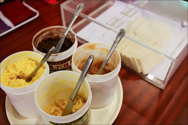 鑽木取火日式燒肉(新莊泰林店)：轉吧～轉吧～火烤小三機！新奇烤具體驗、火鍋燒烤一次搞定【鑽木取火日式燒肉/新莊泰林店】