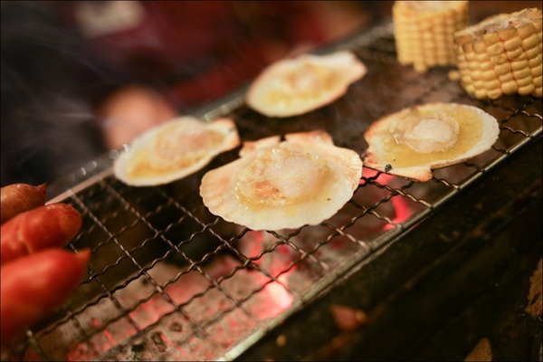 鑽木取火日式燒肉(新莊泰林店)：轉吧～轉吧～火烤小三機！新奇烤具體驗、火鍋燒烤一次搞定【鑽木取火日式燒肉/新莊泰林店】