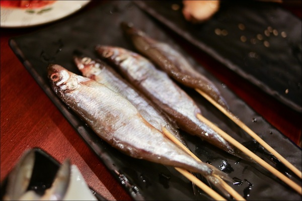 鑽木取火日式燒肉(新莊泰林店)：轉吧～轉吧～火烤小三機！新奇烤具體驗、火鍋燒烤一次搞定【鑽木取火日式燒肉/新莊泰林店】