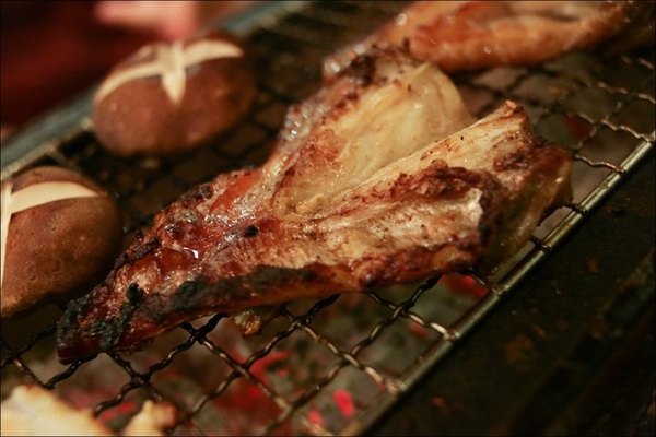 鑽木取火日式燒肉(新莊泰林店)：轉吧～轉吧～火烤小三機！新奇烤具體驗、火鍋燒烤一次搞定【鑽木取火日式燒肉/新莊泰林店】