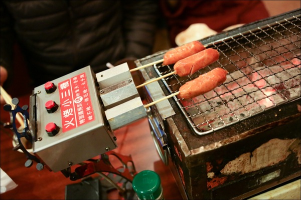 鑽木取火日式燒肉(新莊泰林店)：轉吧～轉吧～火烤小三機！新奇烤具體驗、火鍋燒烤一次搞定【鑽木取火日式燒肉/新莊泰林店】