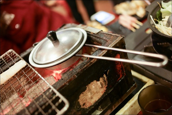 鑽木取火日式燒肉(新莊泰林店)：轉吧～轉吧～火烤小三機！新奇烤具體驗、火鍋燒烤一次搞定【鑽木取火日式燒肉/新莊泰林店】