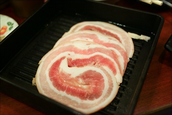 鑽木取火日式燒肉(新莊泰林店)：轉吧～轉吧～火烤小三機！新奇烤具體驗、火鍋燒烤一次搞定【鑽木取火日式燒肉/新莊泰林店】