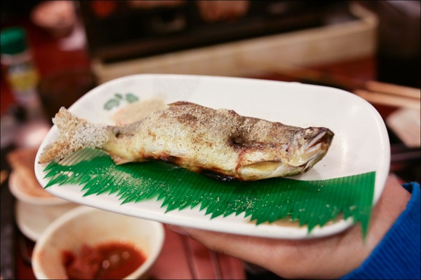 鑽木取火日式燒肉(新莊泰林店)：轉吧～轉吧～火烤小三機！新奇烤具體驗、火鍋燒烤一次搞定【鑽木取火日式燒肉/新莊泰林店】