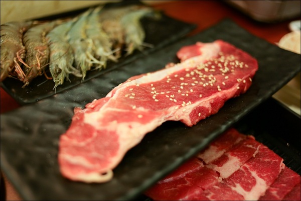 鑽木取火日式燒肉(新莊泰林店)：轉吧～轉吧～火烤小三機！新奇烤具體驗、火鍋燒烤一次搞定【鑽木取火日式燒肉/新莊泰林店】