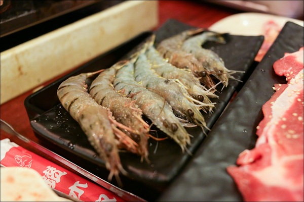 鑽木取火日式燒肉(新莊泰林店)：轉吧～轉吧～火烤小三機！新奇烤具體驗、火鍋燒烤一次搞定【鑽木取火日式燒肉/新莊泰林店】