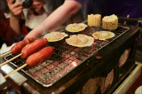 鑽木取火日式燒肉(新莊泰林店)：轉吧～轉吧～火烤小三機！新奇烤具體驗、火鍋燒烤一次搞定【鑽木取火日式燒肉/新莊泰林店】