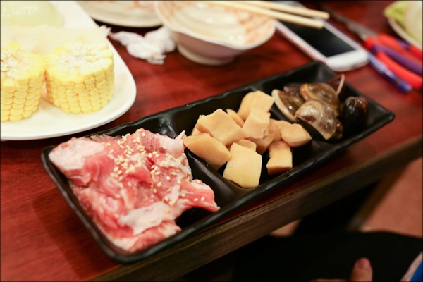 鑽木取火日式燒肉(新莊泰林店)：轉吧～轉吧～火烤小三機！新奇烤具體驗、火鍋燒烤一次搞定【鑽木取火日式燒肉/新莊泰林店】