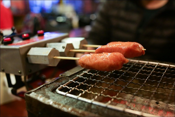 鑽木取火日式燒肉(新莊泰林店)：轉吧～轉吧～火烤小三機！新奇烤具體驗、火鍋燒烤一次搞定【鑽木取火日式燒肉/新莊泰林店】