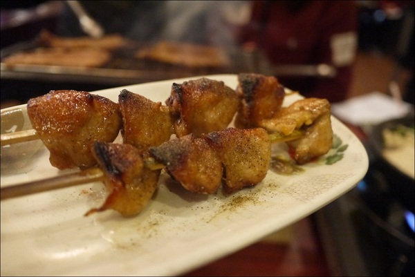 鑽木取火日式燒肉(新莊泰林店)：轉吧～轉吧～火烤小三機！新奇烤具體驗、火鍋燒烤一次搞定【鑽木取火日式燒肉/新莊泰林店】