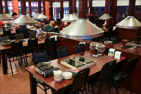 鑽木取火日式燒肉(新莊泰林店)：轉吧～轉吧～火烤小三機！新奇烤具體驗、火鍋燒烤一次搞定【鑽木取火日式燒肉/新莊泰林店】