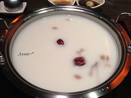 【挑剔味蕾】宜蘭。聚。北海道昆布鍋(新月店)