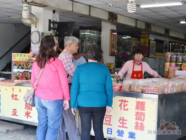 出名紅龜粿03-購買人潮雖沒大排長龍但也沒斷過