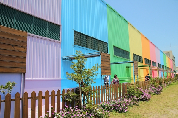 緞帶王觀光工廠：【彰化鹿港景點】緞帶王觀光工廠~夢幻七色彩虹步道，純白色搖椅彩色窗框、桃心拱門、老舊場景，真的是太好拍了啦