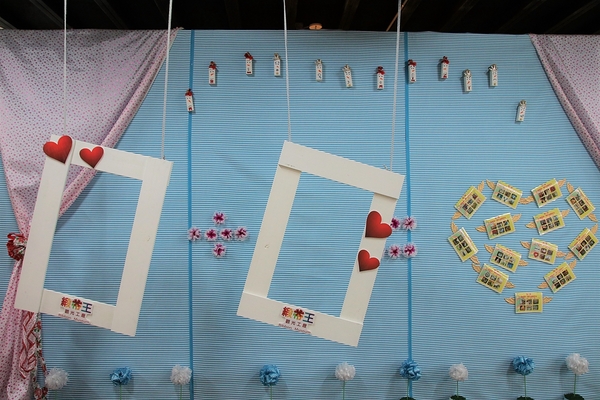 緞帶王觀光工廠：【彰化鹿港景點】緞帶王觀光工廠~夢幻七色彩虹步道，純白色搖椅彩色窗框、桃心拱門、老舊場景，真的是太好拍了啦