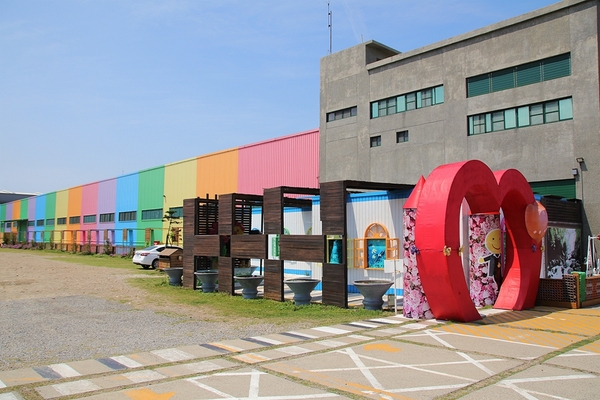 緞帶王觀光工廠：【彰化鹿港景點】緞帶王觀光工廠~夢幻七色彩虹步道，純白色搖椅彩色窗框、桃心拱門、老舊場景，真的是太好拍了啦