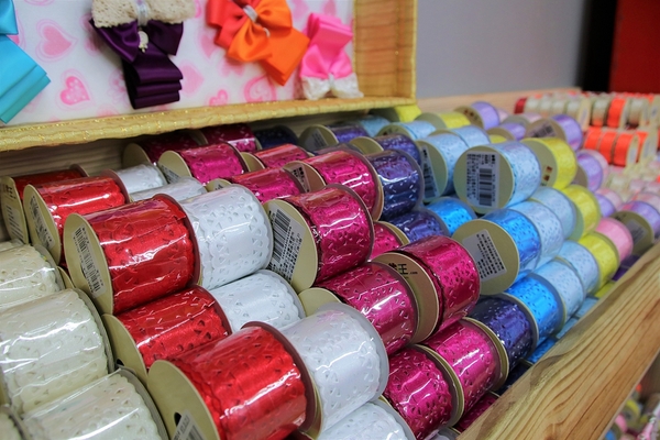 緞帶王觀光工廠：【彰化鹿港景點】緞帶王觀光工廠~夢幻七色彩虹步道，純白色搖椅彩色窗框、桃心拱門、老舊場景，真的是太好拍了啦