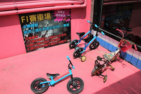 緞帶王觀光工廠：【彰化鹿港景點】緞帶王觀光工廠~夢幻七色彩虹步道，純白色搖椅彩色窗框、桃心拱門、老舊場景，真的是太好拍了啦