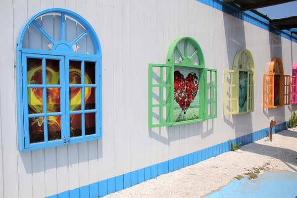 緞帶王觀光工廠：【彰化鹿港景點】緞帶王觀光工廠~夢幻七色彩虹步道，純白色搖椅彩色窗框、桃心拱門、老舊場景，真的是太好拍了啦