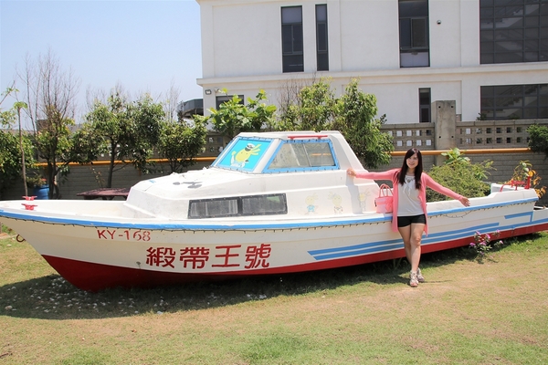 緞帶王觀光工廠：【彰化鹿港景點】緞帶王觀光工廠~夢幻七色彩虹步道，純白色搖椅彩色窗框、桃心拱門、老舊場景，真的是太好拍了啦