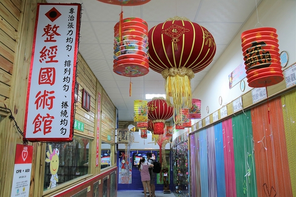 緞帶王觀光工廠：【彰化鹿港景點】緞帶王觀光工廠~夢幻七色彩虹步道，純白色搖椅彩色窗框、桃心拱門、老舊場景，真的是太好拍了啦