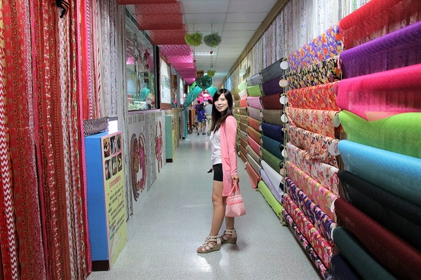 緞帶王觀光工廠：【彰化鹿港景點】緞帶王觀光工廠~夢幻七色彩虹步道，純白色搖椅彩色窗框、桃心拱門、老舊場景，真的是太好拍了啦