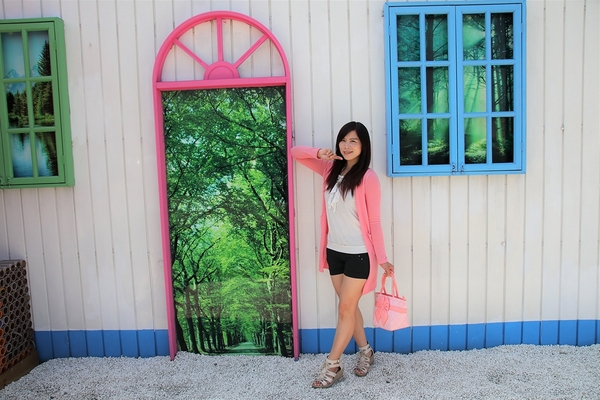 緞帶王觀光工廠：【彰化鹿港景點】緞帶王觀光工廠~夢幻七色彩虹步道，純白色搖椅彩色窗框、桃心拱門、老舊場景，真的是太好拍了啦