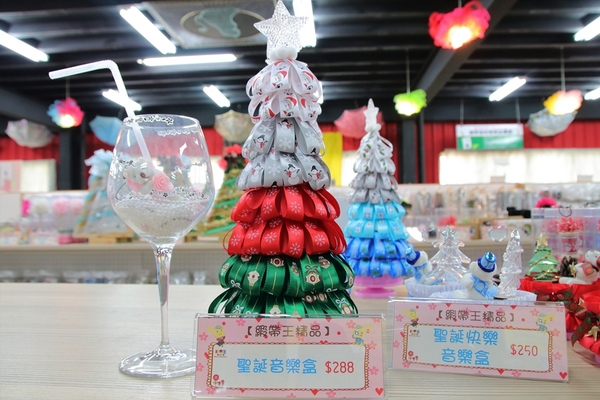 緞帶王觀光工廠：【彰化鹿港景點】緞帶王觀光工廠~夢幻七色彩虹步道，純白色搖椅彩色窗框、桃心拱門、老舊場景，真的是太好拍了啦