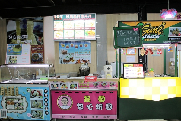 緞帶王觀光工廠：【彰化鹿港景點】緞帶王觀光工廠~夢幻七色彩虹步道，純白色搖椅彩色窗框、桃心拱門、老舊場景，真的是太好拍了啦