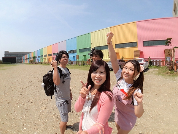 緞帶王觀光工廠：【彰化鹿港景點】緞帶王觀光工廠~夢幻七色彩虹步道，純白色搖椅彩色窗框、桃心拱門、老舊場景，真的是太好拍了啦