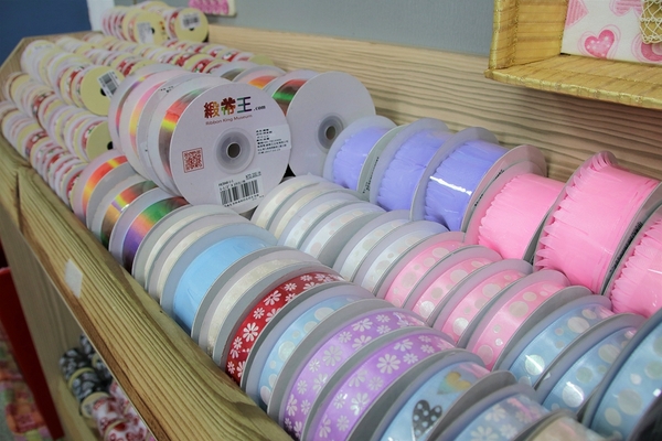 緞帶王觀光工廠：【彰化鹿港景點】緞帶王觀光工廠~夢幻七色彩虹步道，純白色搖椅彩色窗框、桃心拱門、老舊場景，真的是太好拍了啦