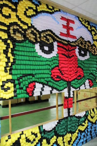 緞帶王觀光工廠：【彰化鹿港景點】緞帶王觀光工廠~夢幻七色彩虹步道，純白色搖椅彩色窗框、桃心拱門、老舊場景，真的是太好拍了啦