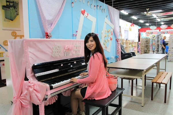 緞帶王觀光工廠：【彰化鹿港景點】緞帶王觀光工廠~夢幻七色彩虹步道，純白色搖椅彩色窗框、桃心拱門、老舊場景，真的是太好拍了啦