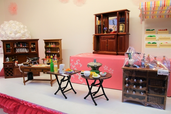 緞帶王觀光工廠：【彰化鹿港景點】緞帶王觀光工廠~夢幻七色彩虹步道，純白色搖椅彩色窗框、桃心拱門、老舊場景，真的是太好拍了啦