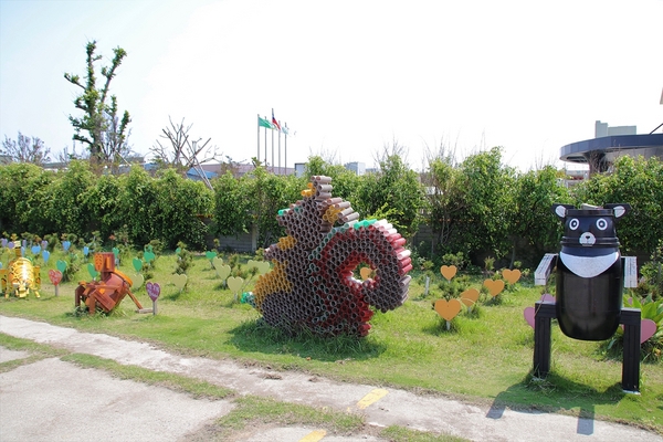 緞帶王觀光工廠：【彰化鹿港景點】緞帶王觀光工廠~夢幻七色彩虹步道，純白色搖椅彩色窗框、桃心拱門、老舊場景，真的是太好拍了啦