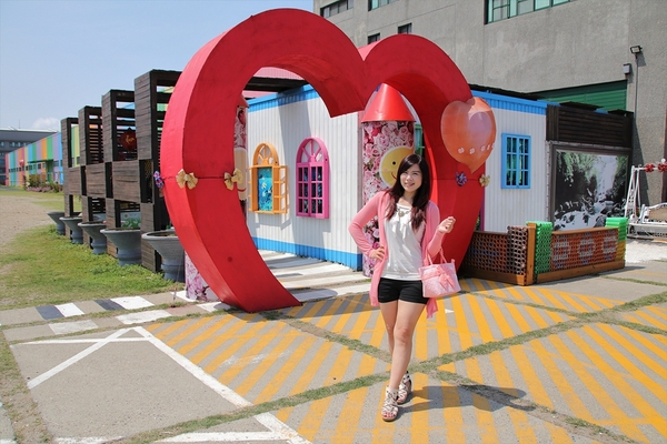 緞帶王觀光工廠：【彰化鹿港景點】緞帶王觀光工廠~夢幻七色彩虹步道，純白色搖椅彩色窗框、桃心拱門、老舊場景，真的是太好拍了啦