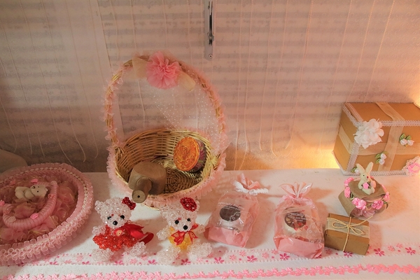 緞帶王觀光工廠：【彰化鹿港景點】緞帶王觀光工廠~夢幻七色彩虹步道，純白色搖椅彩色窗框、桃心拱門、老舊場景，真的是太好拍了啦