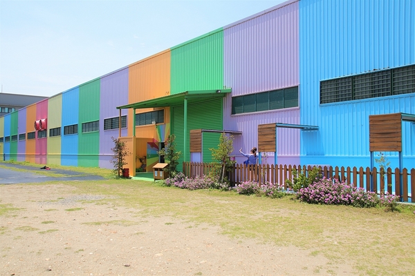 緞帶王觀光工廠：【彰化鹿港景點】緞帶王觀光工廠~夢幻七色彩虹步道，純白色搖椅彩色窗框、桃心拱門、老舊場景，真的是太好拍了啦