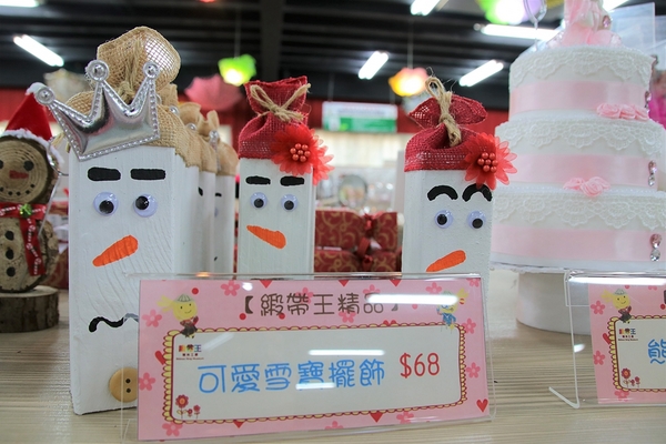 緞帶王觀光工廠：【彰化鹿港景點】緞帶王觀光工廠~夢幻七色彩虹步道，純白色搖椅彩色窗框、桃心拱門、老舊場景，真的是太好拍了啦